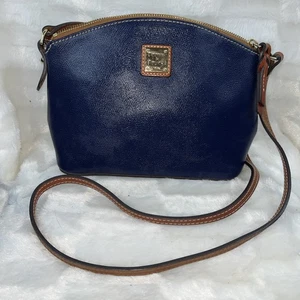 Borsa a tracolla Dooney & Bourke Pebble Grain Penny Dome blu navy - Foto 1 di 14
