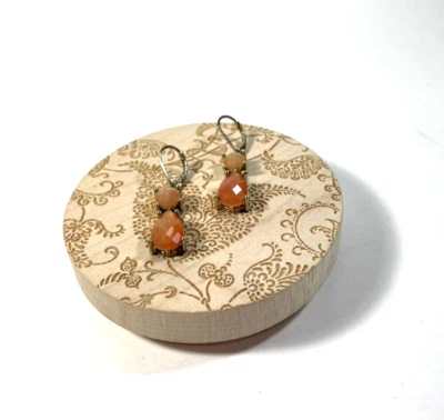 Pendientes perforados de doble piedra con lágrima facetada de cornalina con cierre de palanca 1,5" Foto 1 de 4