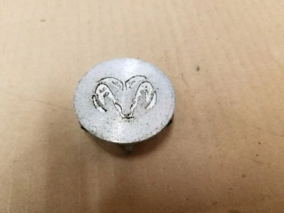 Cubierta de cubo tapa central de metal mecanizado Dodge OEM 2001 2002 Caravan 2" 4782258AA Foto 1 de 2