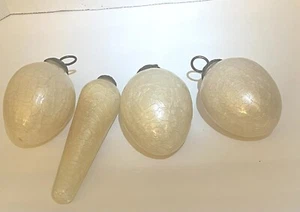 Juego de 4 adornos navideños estilo bola grueso vidrio agrietado crema, blanquecino - Imagen 1 de 7