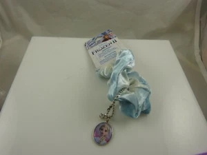 Disney Frozen 2 Scrunchie mit Elsa Charm Blau - Bild 1 von 3