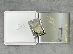 Nike Design 02 Buch + Kubrick Toy Medicom 2002 Promo Set geöffnete Box, Spielzeug versiegelt - Bild 1 von 24