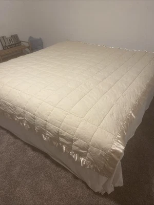 Edredom bege vintage borda de cetim 80x84 QUEEN - Imagem 1 de 4