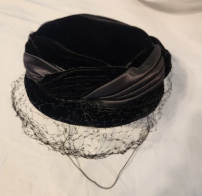 Vintage 1960s Wmns Pillbox Hat Velvet Black Mod Netting Satin Banding - Image 1 of 4