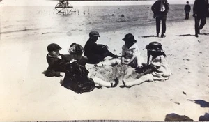1916 PHOTO Antique VTG Cedar Point Children Playing In Sand Beach Sandusky Ohio - Picture 1 of 3