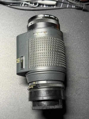 Lente de cámara de enfoque automático vintage con zoom 1:4,5 Canon AC 75-200 mm para montaje FD Foto 1 de 4