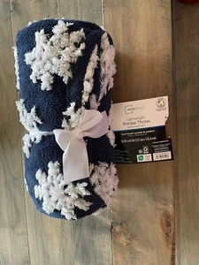 Mainstays Lightweight Sherpa Throw blue and white snow flake design 50" x 60" - Picture 1 of 3