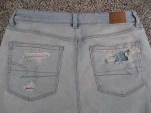 American Eagle Jeans Womens 12 Light Wash Highest Rise Mom Distressed 31x27 - Picture 1 of 12