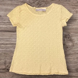 Top Worthington elástico amarillo pálido texturizado manga corta, mediano - Imagen 1 de 7