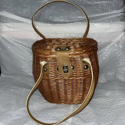 Cartera canasta tejida de mimbre vintage con forro satinado rosa de Polonia Foto 1 de 4