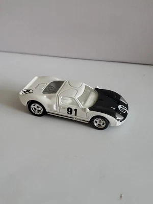 Ford GT-40 100 % coleccionables Hot Wheels blanco con pilotos reales Foto 1 de 4