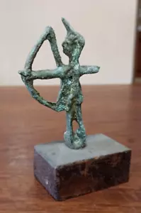 19° RIPRODUZIONE BRONZETTO SARDO "ARCIERE " ALTEZZA 11.5 cm CON BASE IN LEGNO - Foto 1 di 5
