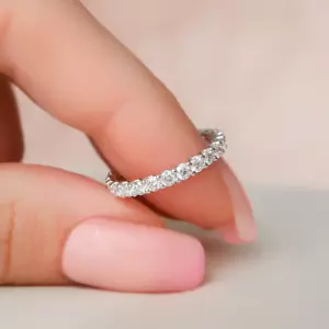 Banda de eternidad de diamantes redondos de 1,50 quilates creada en laboratorio oro blanco de 14 quilates 5 6 7 2,3 mm - Imagen 1 de 12