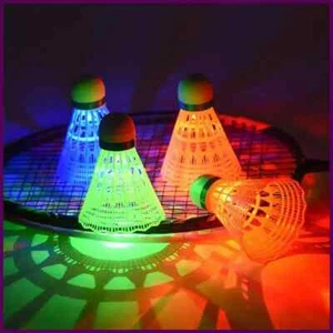 6x Volani LED Illuminazione Palline Badminton Nylon Schiuma Notte Gioco Esterno - Foto 1 di 10