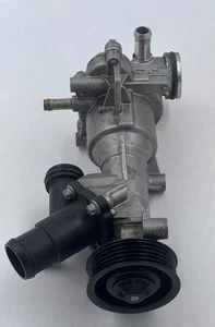 Bomba de agua refrigerante Mercedes-Benz W117 W156 M270 A2702000600 - Imagen 1 de 7