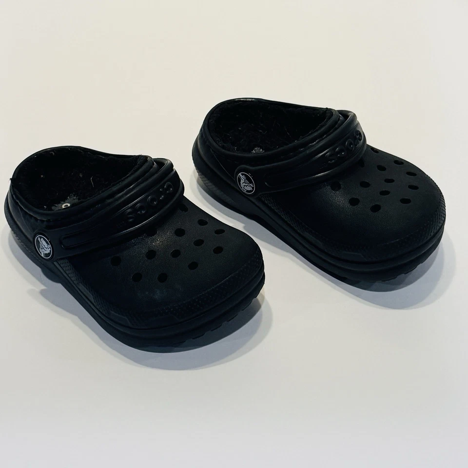 Zuecos Crocs Dual Comfort negros forrados de invierno para niños pequeños talla 7 C8 zapatos sin cordones Foto 1 de 4