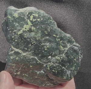 SERPENTINE WITH AMAZING GREEN TEXTURES FLAT NUGGET 198 GRAMS or 7 OZ - Picture 1 of 6