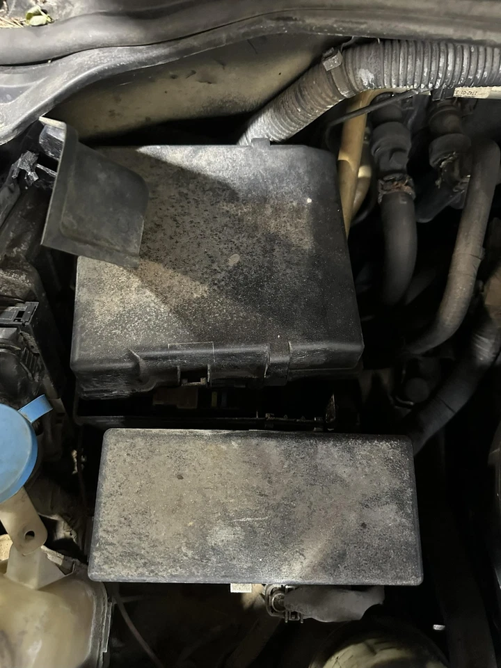 Caja de fusibles motor Nissan Frontier 10 11 12 13 14 15 16 17 18 19 20 21 22 23 24 Foto 1 de 1