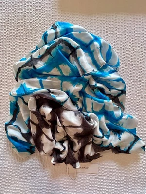 NUEVO Calvin Klein Estampado Cuadrado Batik Look Bufanda Oblonga Azul Negro y Blanco 72 x 26 Foto 1 de 4