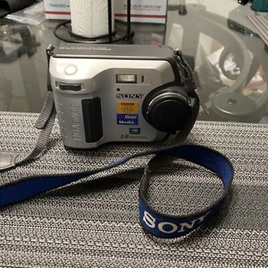 SONY MVC-FD200 FD Mavica 2.0 Mega Pixels Video Camera TESTED. NO BATTERY - Picture 1 of 13
