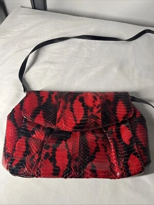 Cartera Bandolera J Reneé Roja Negra Vibrante Piel de Serpiente De Colección Foto 1 de 4