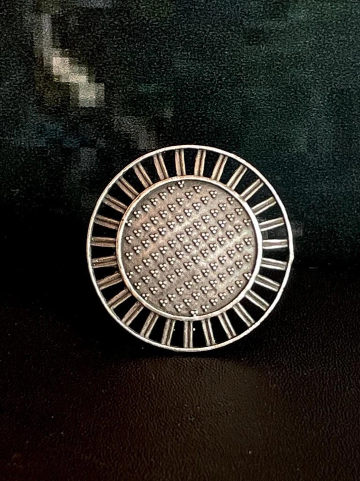 Anillo inoxidable plata oxidada patrón geométrico Foto 1 de 4