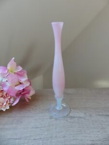 Petit Vase Romantique Soliflore Rose en Opaline avec Pied Torsadé Blanc