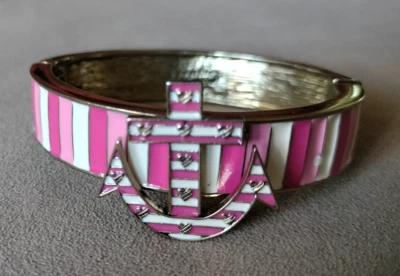 Pulsera con bisagras náutica vintage Betsey Johnson Ivy League rosa a rayas ancla Foto 1 de 4