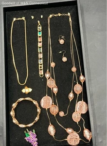 Konvolut Modeschmuck: Halsketten, Armbänder, Ring und Anstecknadel - Bild 1 von 8