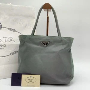 Auténtico bolso de mano Prada de nailon verde con logotipo triangular Tessuto - Imagen 1 de 14