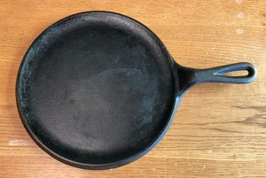 LODGE CAST IRON VINTAGE ROUND GRIDDLE HOT PLATE USA 8NG 9” PANCAKE PAN - Picture 1 of 10