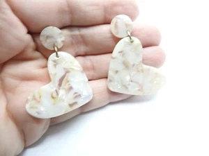 Pendientes colgantes de corazón acrílico jaspeado marrón crema vintage - Imagen 1 de 4
