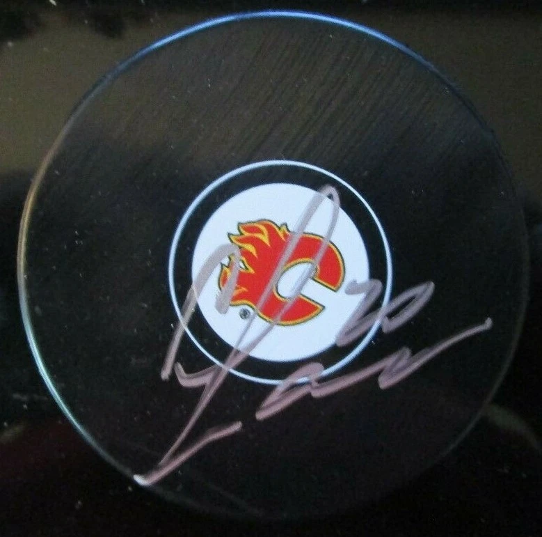 Disco de hóquei CURTIS LAZAR ASSINADO CALGARY FLAMES com certificado de autenticidade - Imagem 1 de 1