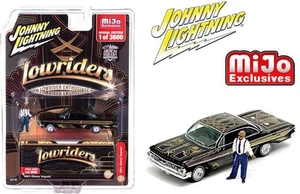 Chevrolet Impala Lowrider + Figura - 1961 - decoración negra - Johnny Lightning 1:64 - Imagen 1 de 6