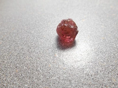 Turmalina facetada áspera. color rosa medio. 7,1 cts. limpio. Afganistán. Foto 1 de 3