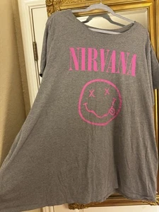 Torrid 5XL Pre-Owned Nirvana Grey Pink Smiley Face Tee Classic Fit Crew Neck - Picture 1 of 4