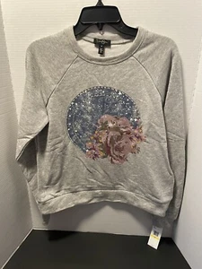 SUÉTER MUJER JESSICA SIMPSON GRIS LIGERO ESTAMPADO GRÁFICO TALLA MEDIANA *NUEVO CON ETIQUETAS* - Imagen 1 de 5