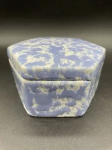 Vermont Candle Company Lavendel Duftkerze blau weiß Steinzeug mit Deckel - Bild 1 von 5