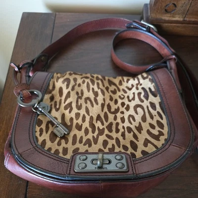 Bandolera de cuero de vaca con estampado de leopardo marrón FOSSIL Foto 1 de 4