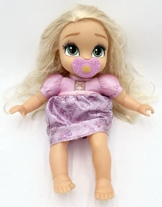 Muñeca de vinilo Jakks Pacific Disney enredada bebé princesa Rapunzel con chupete - Imagen 1 de 9