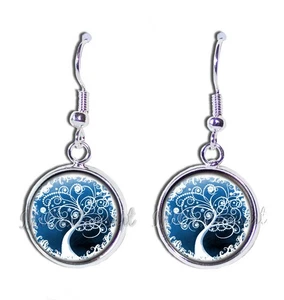 Árbol estilo invierno en azul - Pendientes colgantes redondos hechos a mano de resina tamaño 16 mm - Imagen 1 de 6