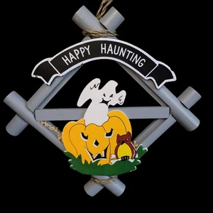 Russ Berrie Halloween Decorativo Madera Colgante Fantasma Calabaza "Feliz Embrujada"  - Imagen 1 de 4