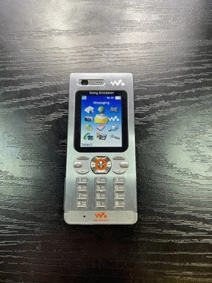 SONY ERICSSON W880i MOBILE PHONE (UNLOCKED) RETRO - Image 1 of 4