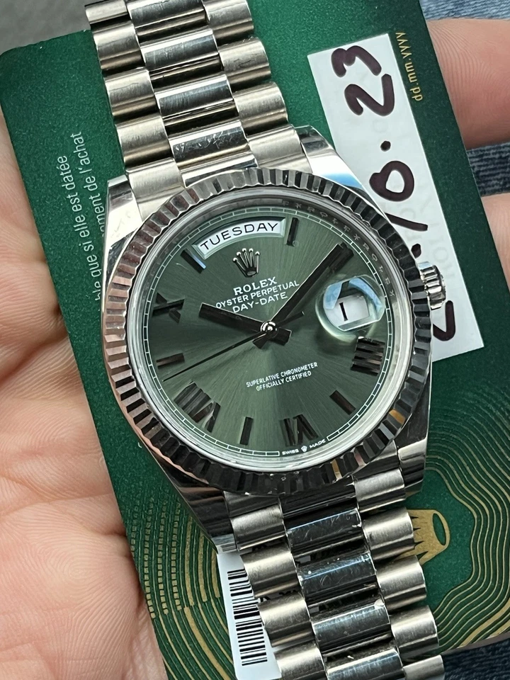 Rolex Day Date 40 2023 oro blanco, esfera romana verde con tarjeta 228239 Foto 1 de 1