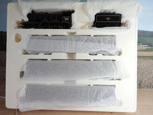 HORNBY R2134M PACCHETTO TRENO CLASSE B12 4-6-0 61565 BR LOCOMOTIVA NERA E 3 CARROZZE GRESLEY - Foto 1 di 7