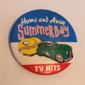 Home and Away Summer Bay PIN ABZEICHEN - TV Hits Fernseher - VERSANDKOSTENFREI - Bild 1 von 2
