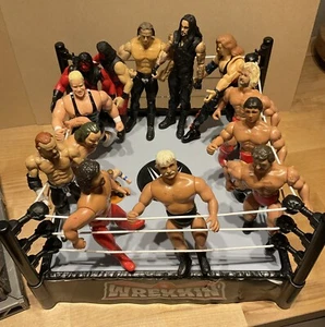 Lotto di 15 personaggi WWE con gabbia e WREKKIN 2010 Ring Arena - Foto 1 di 16