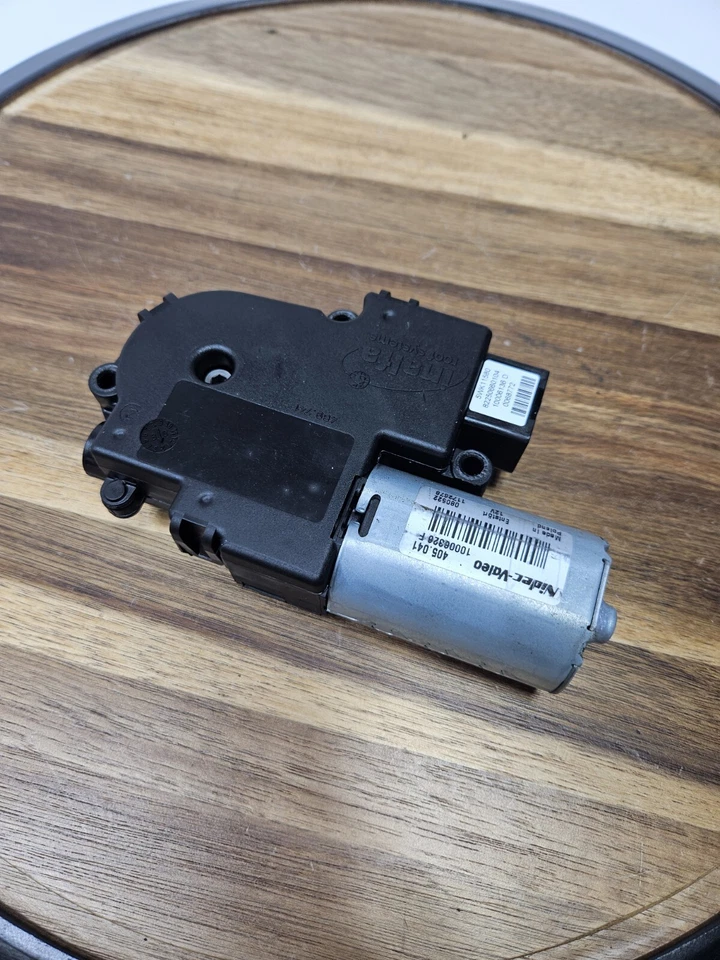 2008 - 2015 Land Rover LR2 Sunroof Motor OEM 5WK11580 - Image 1 of 4