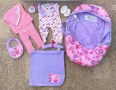 Lote de 2 trajes portabiberón babero manta American Girl Bitty Baby para muñeca de 15" Foto 1 de 4