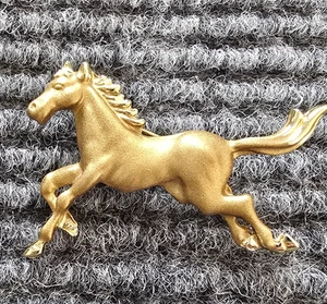 VTG Running Galloping Horse Mustang Brooch Pin Brushed Antiqued Gold Tone 1.75" - Picture 1 of 10